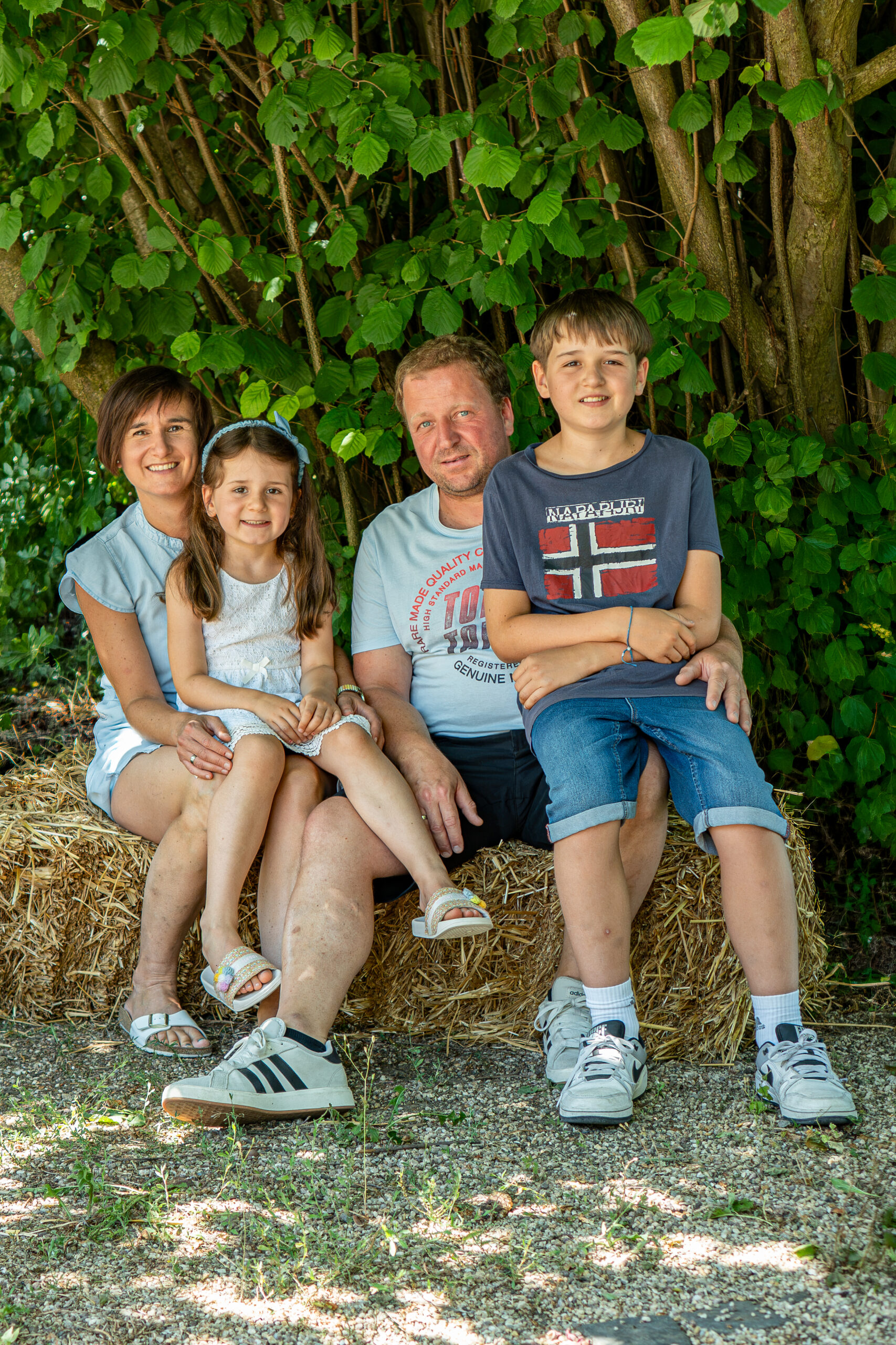 Eine vierköpfige Familie bei einem natürlichen Familienshooting im Freien