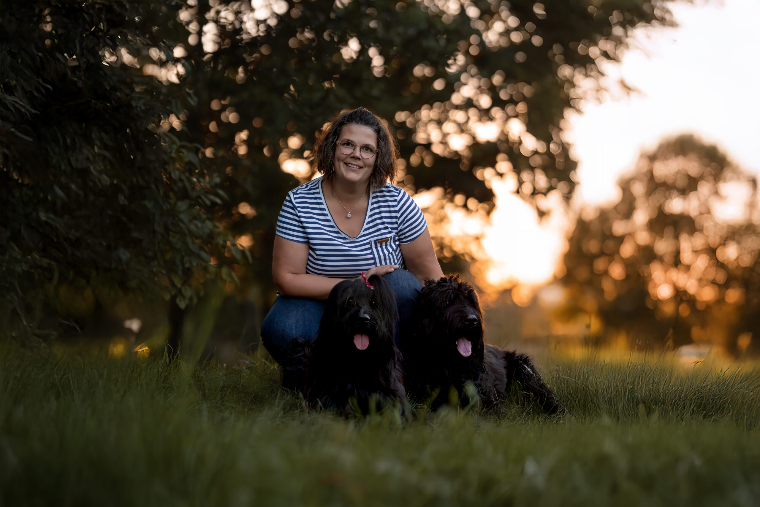 Frau mit zwei Hunden bei einem entspannten Hundeshooting im Freien